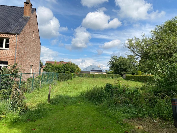 Bouwgrond van 898 m² in Bloemenwijk te Zoersel. 