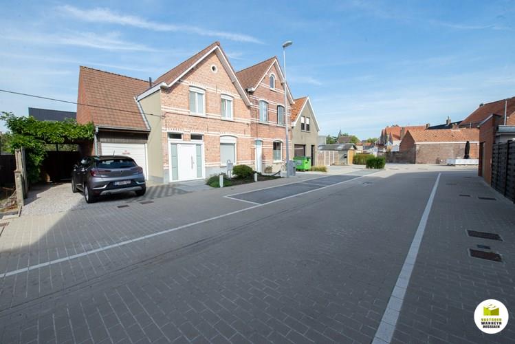 Ruime woning met 3 slaapkamers, garage, carport en tuin op centrale ligging te Oostkamp. 