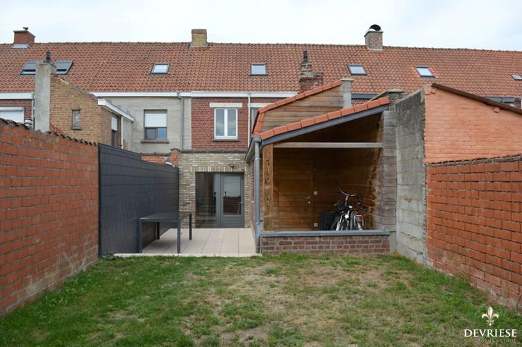 Verzorgde moderne woning met tuin, uitwegachteraan en garage 