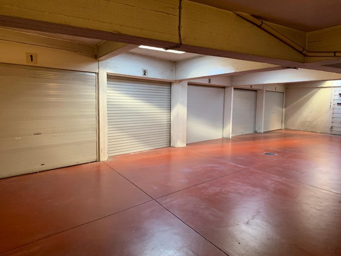 Gelijkvloerse ruime garagebox gelegen aan het Leopoldpark! 