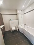 badkamer met ligbad/toilet en dubbel lavabomeubel