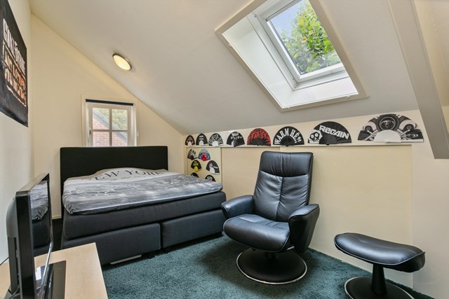 Op de derde slaapkamer heeft u ondanks de dakschuinte ruimte voor het plaatsen van een tweepersoonsbed. 