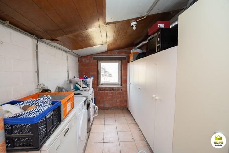 Grotendeels gerenoveerde woning (HOB) met garage en tuin 