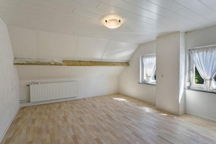 Slaapkamer III, gelegen aan de rechterzijde. Met een vinylvloer, stucwerk wanden en een MDF plafond. 