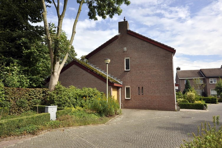 In een kindvriendelijke woonwijk, ligt aan een woonerf, deze royale geschakelde hoekwoning met inpandig bereikbare  garage plus bergzolder. De woning ligt zeer gunstig t.o.v. de stad Roermond. 