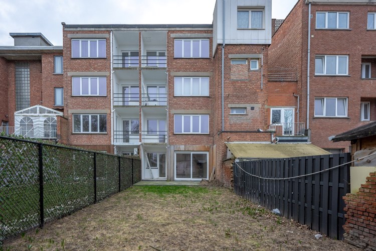 Totaal gerenoveerd gelijkvloersappartement met tuin en 2 slk. 