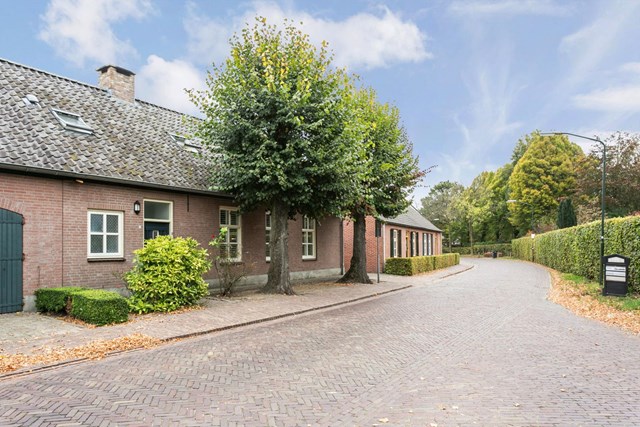 De boerderij ligt aan een brede straat, tegenover de karakteristieke, voormalige Pastorie, middenin het centrum van Liempde.
