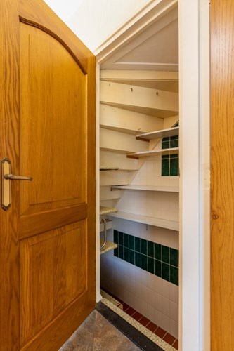 De verdiepte kelderkast (4 treden) is volledig betegeld en is gelegen onder de trapopgang. 