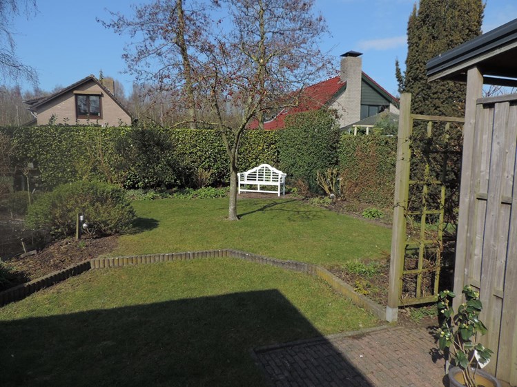 In zeer rustige, ruim opgezette woonomgeving vlakbij De Hoekse Kreek gelegen ruime vrijstaande woning met inpandig toegankelijke garage, ruime uitgebouwde tuinkamer en keurig aangelegde tuin. 
