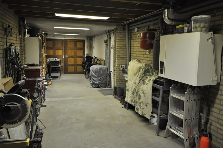 Twee onder 1 kap woning met serre, carport en inpandige garage 