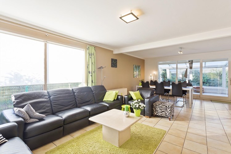 Uiterst lichtrijke villa met enorm veel woonconformt rustig gelegen in een residenti&#235;le woonwijk! 