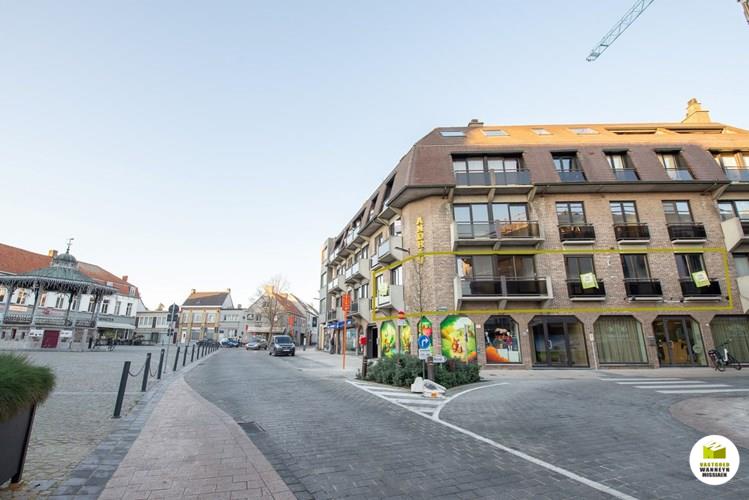 Lichtrijk 2-slpk appartement met twee terrassen op de markt van Aalter 