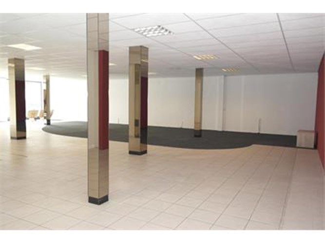 De vloeroppervlakte van de winkelruimte bedraagt ca. 175 m². Frontbreedte bedraagt ca. 10 meter. 