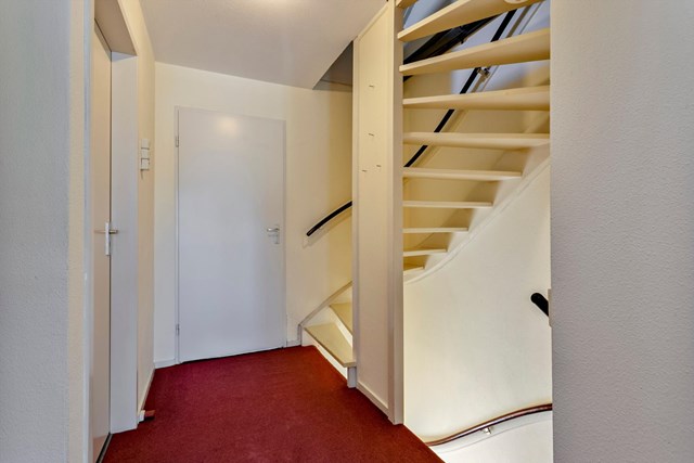 Via een vaste trap is de zolderverdieping bereikbaar; wel zo handig!