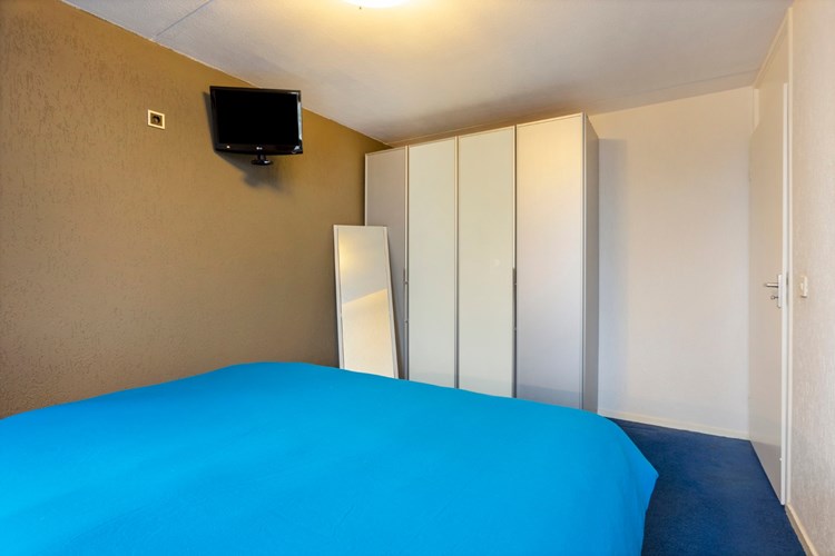 Deze slaapkamer beschikt o.a. over een TV-aansluiting en voldoende plaats voor een kledingkast.