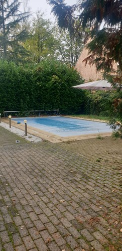 Te renoveren villa met buitenzwembad en bijgebouw  op een perceel van 2.400 m&#178; te Schilde 