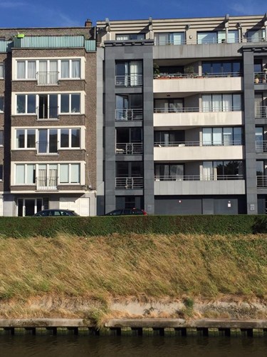 Recent &amp; lichtrijk appartement (incl. autostaanplaats!) gelegen nabij de Bijloke site in Gent met zicht op de Leie. 