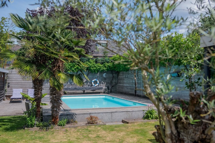 Gelegen in Kaatsheuvel ligt deze ruime vrijstaande woning met eigen oprit naar de garage, ruime achtertuin met zwembad. 