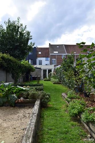 Rustig gelegen stadswoning te koop, Kortrijk, met 4 slaapkamers en zonnige tuin 
