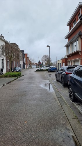 Te renoveren rijwoning in centrum van Wommelgem 