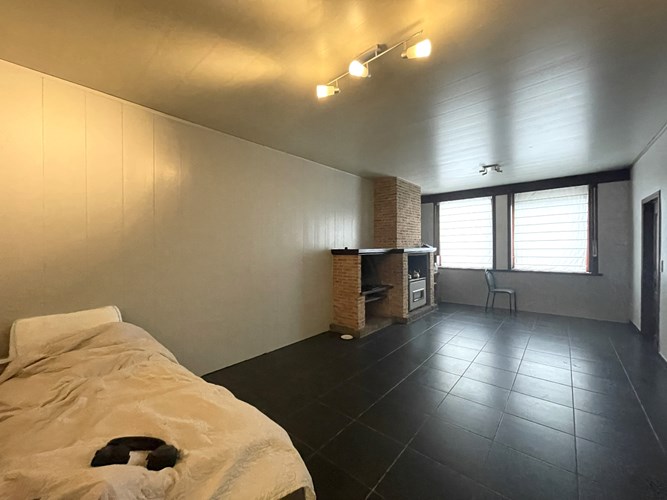 Ruime woning met 3 slaapkamers, bureauruimte en een ruime garage in centrum Roeselare! 