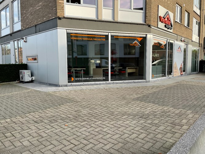 Commercieel gelijkvloers met parking te Mariaburg-Brasschaat 