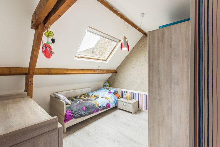 Volledig gerenoveerde gezinswoning met 4 slaapkamers en 2 badkamers gelegen op de Konterdam te Oostende! 