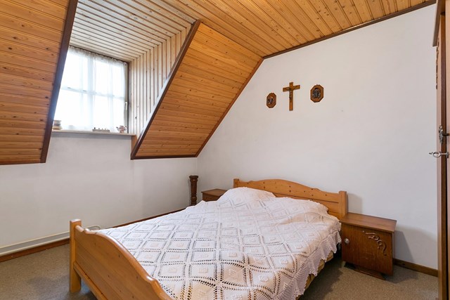 Alle kamers hebben royale raampartijen en daardoor direct daglicht; de kamer aan de voorzijde van de woning is voorzien van een dakkapel.