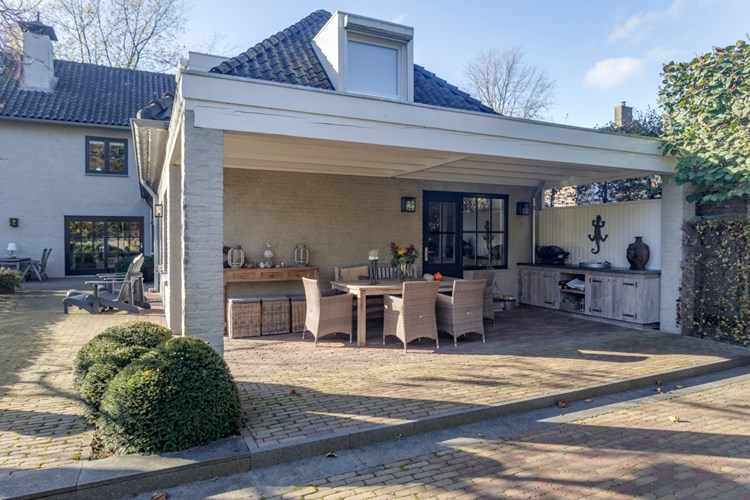 Aan &#233;&#233;n van de mooiste, groene lanen van Waalwijk ligt deze mooie ruime woning. 