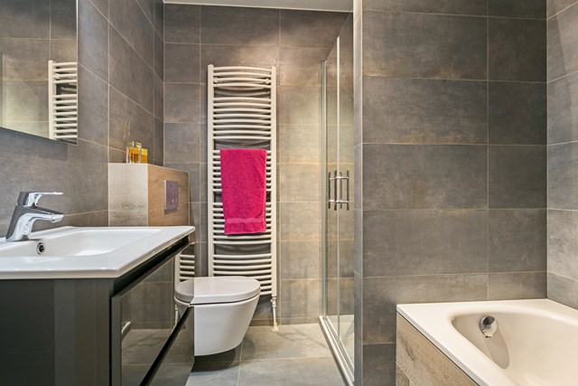 In 2017 is de badkamer geheel gemoderniseerd en voorzien van een designradiator, doucheruimte met regendouche, tweede toilet, wastafelmeubel en ligbad