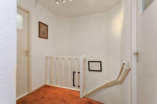 Via de trapopgang in de entree bereikt u de overloop op de verdieping. De overloop verschaft u toegang tot drie slaapkamers, een wasruimte en de badkamer. Tevens vindt u hier de vlizotrap naar de bergzolder.
