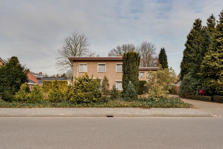 Royale vrijstaande villa in de kern van Haelen gelegen op een perceel van maar liefst ca. 1500 m2 