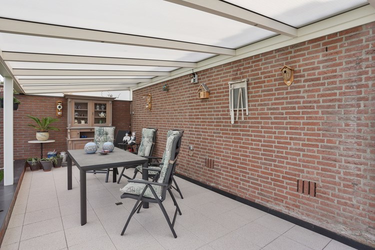Het overdekte terras is uitgevoerd in een aluminium met polycarbonaat dakplaten en inbouwspots. 