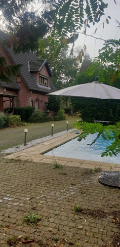 Te renoveren villa met buitenzwembad en bijgebouw  op een perceel van 2.400 m&#178; te Schilde 