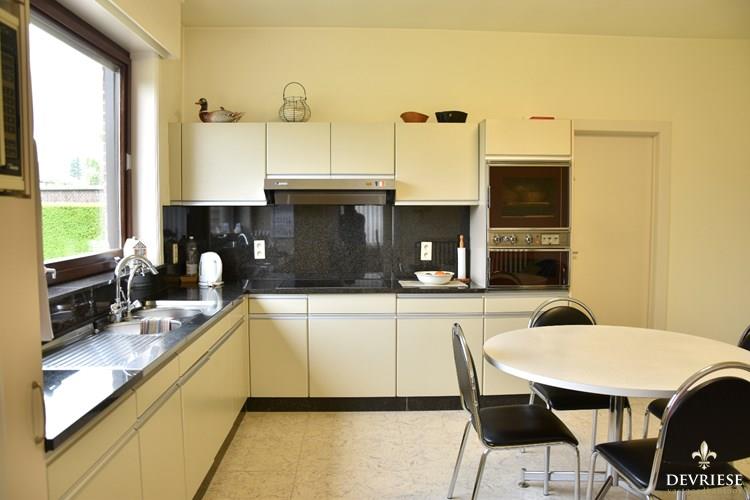 Statige villa te koop in Wevelgem met 4 slaapkamers, 2 garages en zonnige tuin 