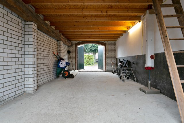 De inpandige garage mét grote bergzolder  kan desgewenst omgetoverd worden tot woonruimte, waardoor het woonoppervlak aanzienlijk vergroot wordt