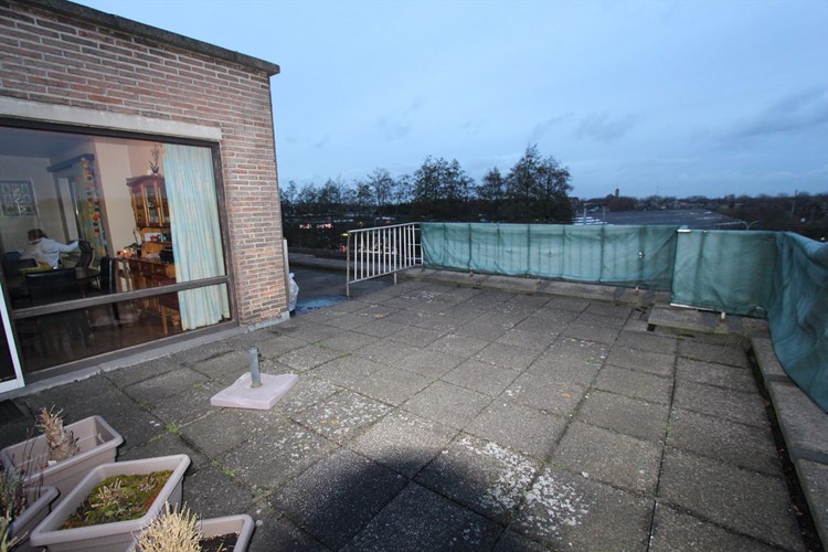 Dakappartement met 2 slaapkamers en romdom terrassen te Brugge 