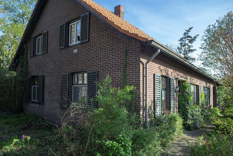 Fraaie te renoveren woonboerderij gelegen binnen de bebouwde kom aan de Heythuyserweg in Roggel. 