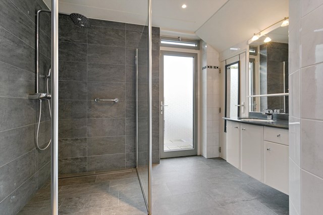 De badkamer is in 2017 gemoderniseerd en beschikt nu over een fraaie inloopdouche en badmeubel.