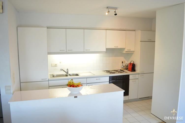 Instapklaar duplexappartement te Kortrijk met garage en ruim zonneterras 