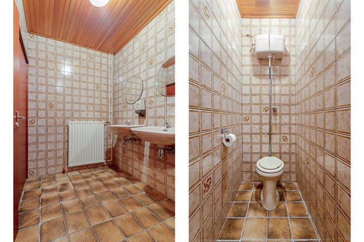 Het damestoilet is volledig betegeld en voorzien van een gezamenlijke ruimte met twee wastafels met spiegels. Toegang tot een tweetal separate toiletten. 