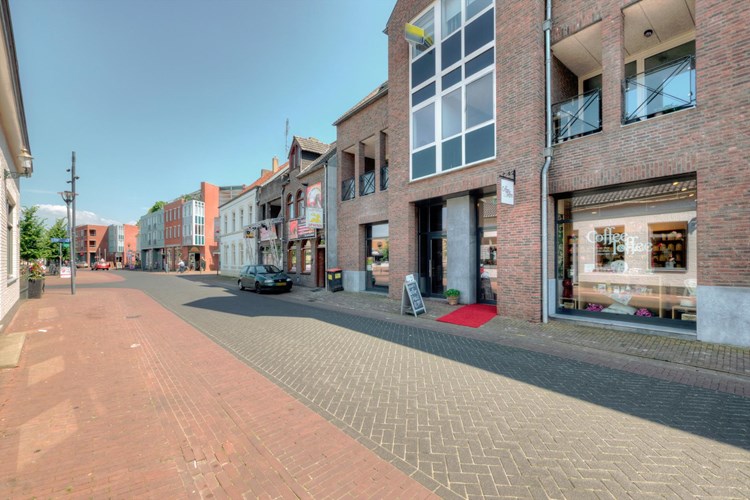 Appartement gelegen op de 1e verdieping en op de begane grond een eigen parkeerplaats en fietsenberging. 