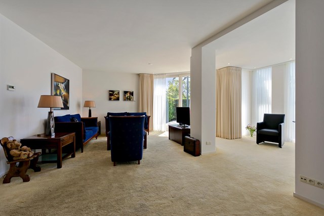 De woonkamer is voorzien van een lichte vloerbedekking en alle wanden en plafonds hebben een strakke stucwerk afwerking.