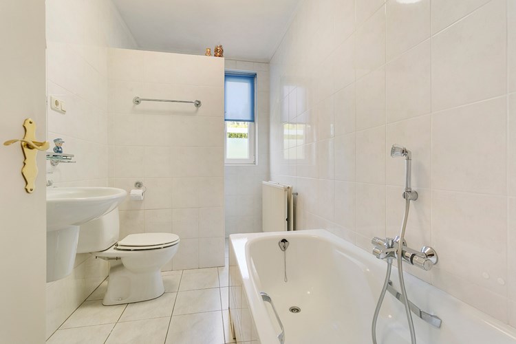 De badkamer is voorzien van een stalen ligbad met thermostaatkraan, een wastafel met sifonkap, een 2e toilet en een inloopdouche.