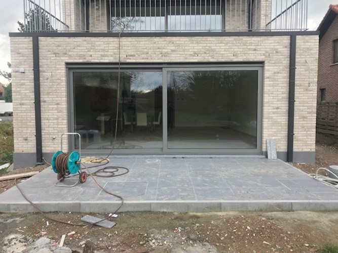 Nieuwbouw gelijkvloers app met 2 slpks , terras en garage. 