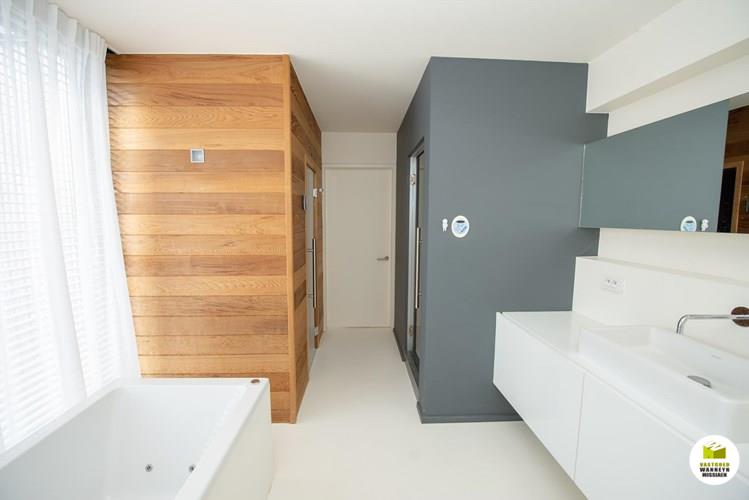 Luxueuze energiezuinige woning (E-peil 82) met 3 slaapkamers, gelijkvloers bureel, op net geen 1.000 m2 in doodlopende straat, centrum Wingene 
