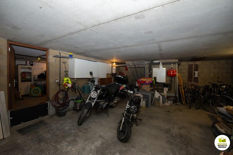 Zeer ruime gezinswoning met 4 (mogelijks 7) slpks, bureel, tuin en dubbele garage in het centrum van Beernem 