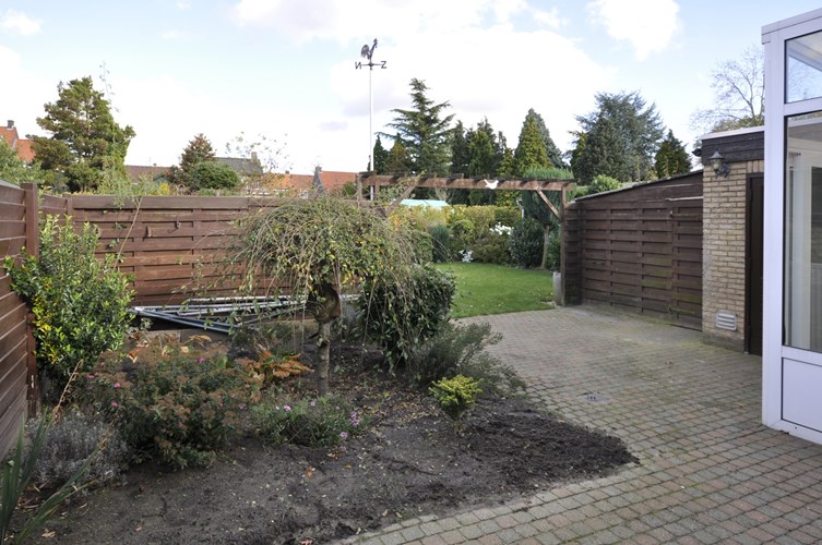 Bungalow met garage en serre. 