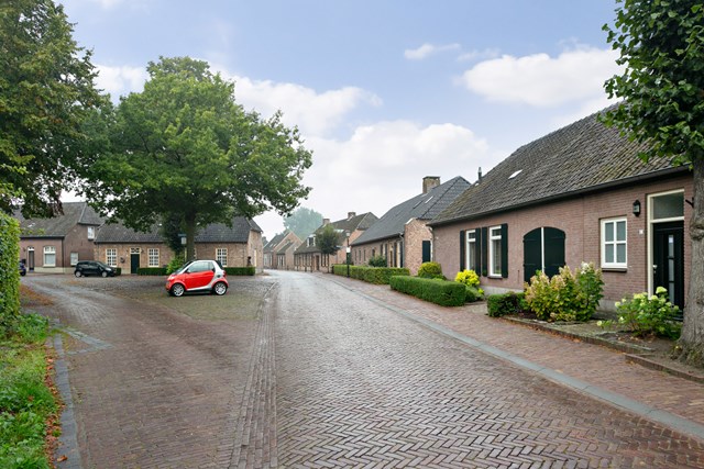 Straatbeeld van de Vendelstraat en Kapelstraat met veel kenmerkende Brabantse woonboerderijen