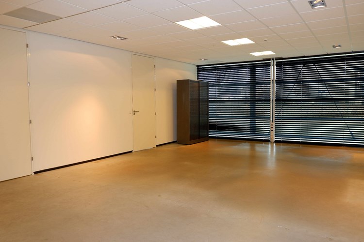 Grote kantoorruimte, ca. 51 m². Met een tweetal toegangsdeuren. Eventueel op te delen. 